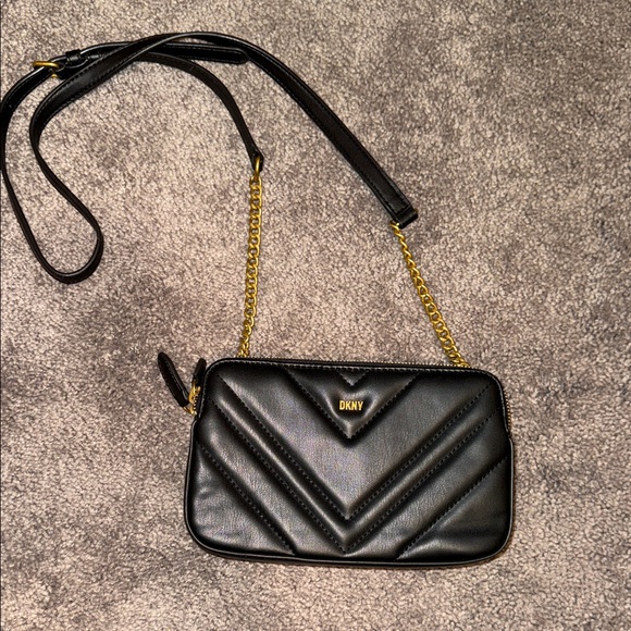 Dkny Handbags - DKNY Black Chevron Crossbody Bag with Gold Chain